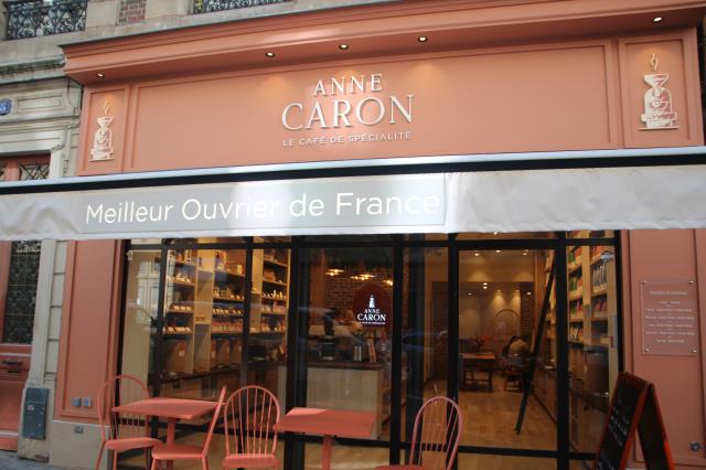 Implantés en Île-de-France et en Normandie, les enseignes Anne Caron proposent un café responsable. 