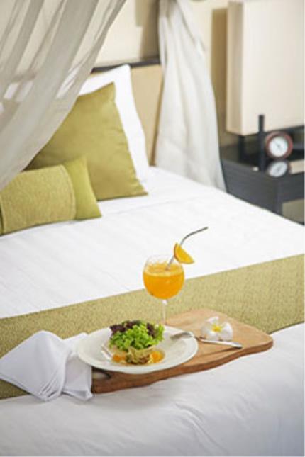 La carte du room service peut reprendre une sélection de plats proposés par l'un des restaurants et du bar de l'hôtel. 