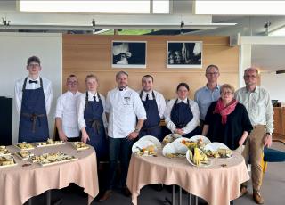 Les apprentis en CAP Crémier-Fromager au lycée La Closerie entourent Vincent Philippe