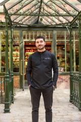 Le chef Jean-Baptiste Lavergne devant le restaurant La Flotille, à Versailles.