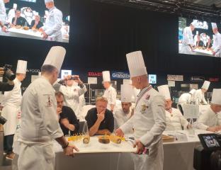 Présentation du plat sur plateau au jury, pendant la 22e édition du Trophée Henri Huck, à égast.