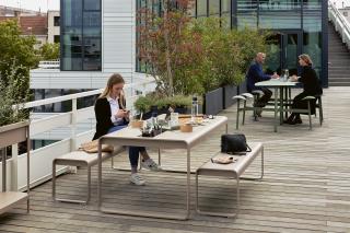 Pour déjeuner ou organiser des réunions, les tables Bolder de Fermob, couleur Muscade, avec rangement et bancs, sont idéales.