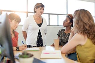 La gouvernante doit laisser chaque participant s’exprimer, et faciliter les échanges en donnant la...