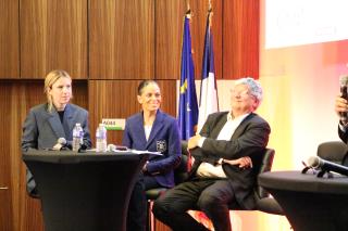 La cheffe étoilée Manon Fleury, la sénatrice Marie-Do Aeschlimann et le député Éric Coquerel ont débattu ensemble lors des Assises de l'apprentissage, à Bobigny. 