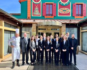 La classe STHR de St-Benigne devant le restaurant Paul Bocuse à Collonges au Mont d’OR avec Chef...