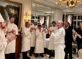 Eric Frechon a remercié ses équipes en cuisine et en salle.