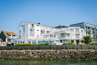 L'hôtel-restaurant La Marine, à Barneville-Carteret, est situé face à la Manche. 