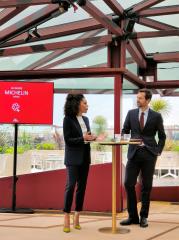 Elisabeth Boucher, directrice de la communication Michelin, et Gwendal Poullennec, directeur international des guides, lors de la présentation de la sélection des Clefs Michelin, le 8 avril, à Paris.