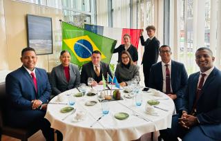 Signature des accords de gàd Vinicius, Pamela, Roberto Ghin, Kristiane, Anderson, Lucas