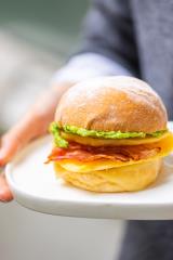 L'Egg brioche emmental avocat bacon