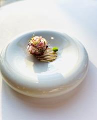 Tartelette de radis de la Ferme de Domangeville, panna cotta des fanes, crémeux de chèvre frais et...