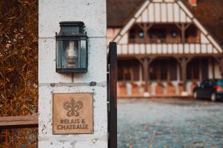 L'Auberge des Templiers, fondée en 1945, fait partie des huit établissements cofondateurs des Relais & Châteaux, en 1954.