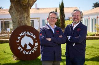 De gauche à droite : Jacques-Olivier Larant et Michel Delloye , co-fondateurs des Hôteliers Impertinents, dans leur nouvel établissement La Mission, sur l'Île d'Yeu.