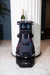 Désormais intégré au restaurant de l'hôtel parisien Kimpton St Honoré, le robot Bryan peut porter...