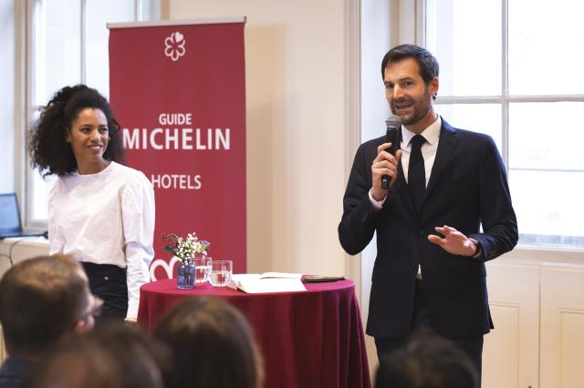 Elisabeth Boucher, directrice de la communication Michelin, et Gwendal Poullennec, directeur international des guides, lors de la présentation de la sélection des Clefs Michelin Grande-Bretagne et Irlande.