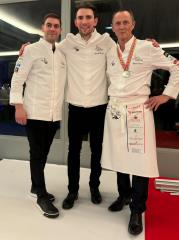 Le vainqueur, Gwendal Briant entouré de Paul Marcon, précédent vainqueur et de Patrick Drouart,...