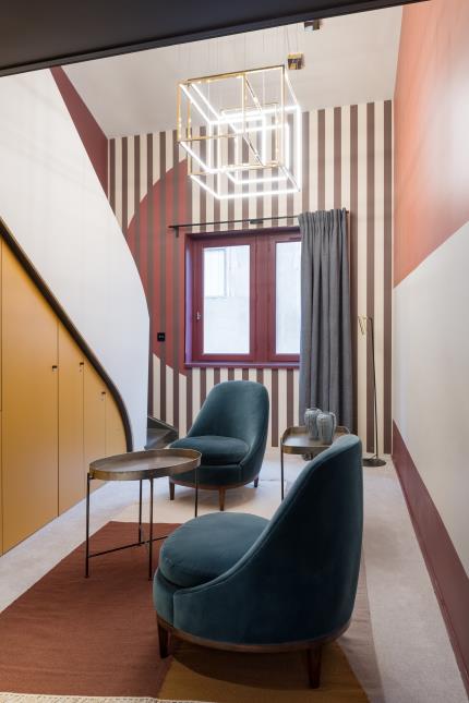 La suite Terracotta se démarque par ses partis pris graphiques et ses couleurs vives dont le prune évoque l'univers de la Tour Rose.