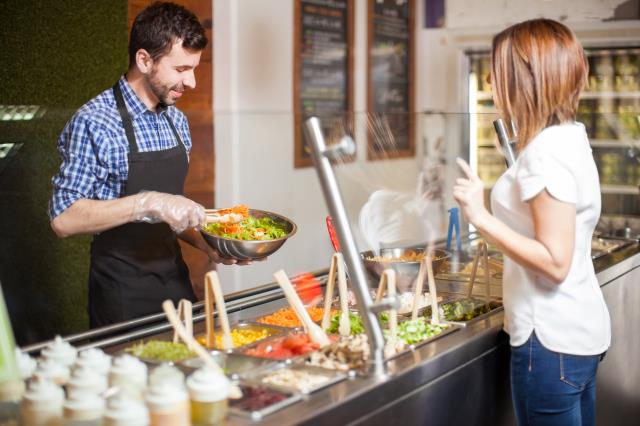 Le concept des bars à salades est simple : une base composée d'une ou plusieurs variétés de salade fraîche, avec des ingrédients ultra-frais et très variés.