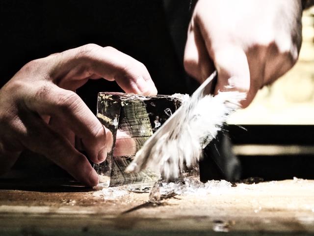 Les barmans utilisent différents outils pour tailler la glace