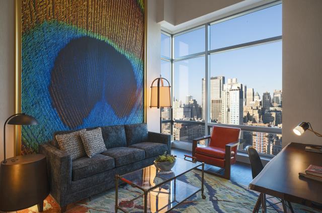 Dans chaque suite du Renaissance New York Chelsea Hotel, un tableau monumental représente une plume de paon.
