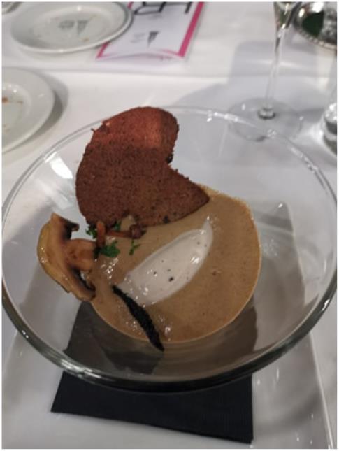 Cappuccino de champignons des bois, crème glacée marron et café.
