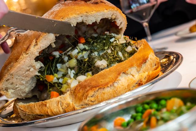 La volaille en croûte de pain du chef Didier Clément, à découper sur la table