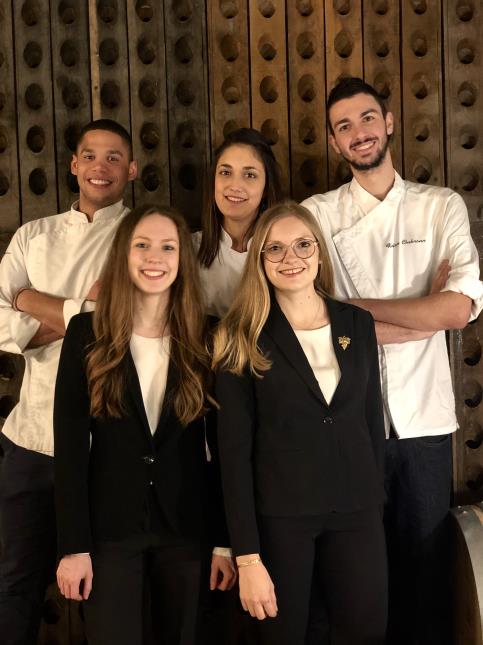 Les 5 jeunes fondateurs de l'association Hum'Amis. Ensemble ils vont tenir un restaurant éphémère dont ils reverseront les bénéfices à l'association Petits Princes.