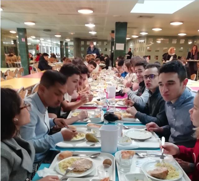 Elèves et professeurs du lycée Jean Moulin au self du CFA Médéric