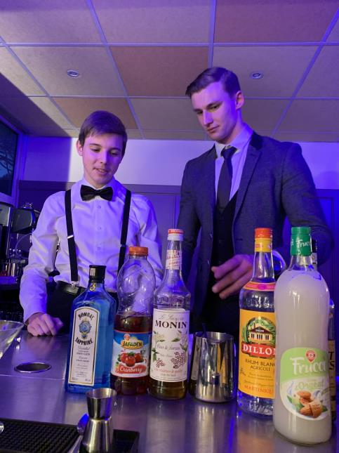 Création des cocktails avec les élèves de Tle Bac Pro Service.