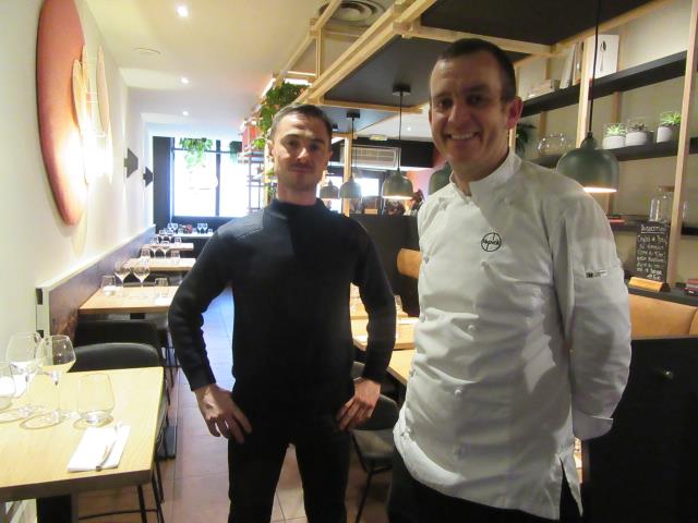 Le chef Matthew Grody, au premier plan, et Stéphane Seixas qui assure le service en salle