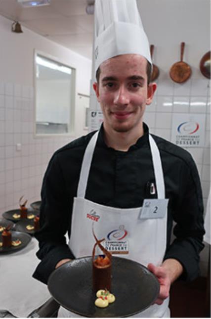 Julien Lalevée (catégorie Junior) avec son dessert 'Circonvolution'
