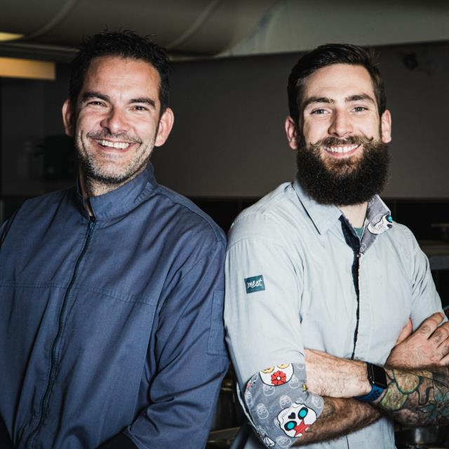 Laurent Peugeot (à gauche) aux côtés du jeune chef Jordan Prot qui l'accompagne dans l'aventure du Charlemagne depuis 2 ans.