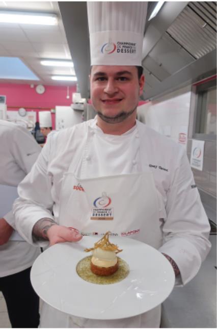 Catégorie 'professionnels' : Anthony Chenoz- restaurant Lucas Carton à Paris (75) avec son dessert 'La Pomme de Pain'
