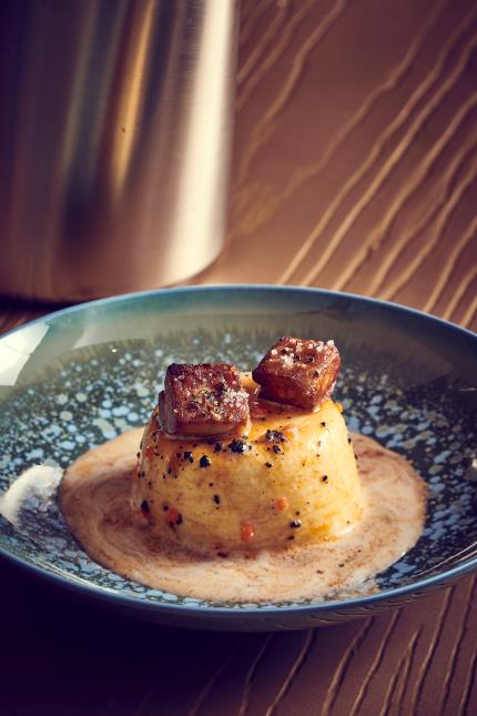 Soufflé au fromage à la vapeur, foie gras croquant et sauce Albufera. Truffe noire.