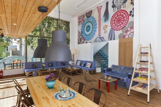 Stay Rhodes Hostel, à Rhodes en Grèce : un établissement griffé 'Générations XYZ by Charme & Caractère', qui cible les moins de 35 ans, nomades et connectés.
