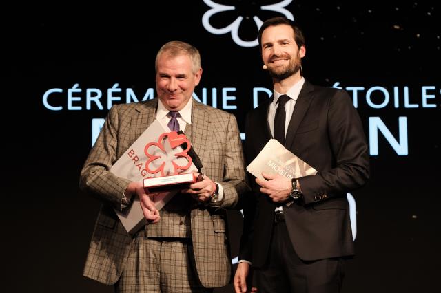 Éric Beaumard, chef sommelier du Cinq, restaurant 3 étoiles Michelin de l'hôtel George V à Paris, avec Gwendal Poullennec, directeur international des guides Michelin..