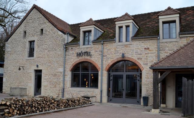 La Rôtisserie de Chambertin, ancienne bâtisse en pierres typiquement bourguignonne, renferme à la fois un hôtel, le Bistrot Lucien et la Table d'Hôte de Thomas et Lucie Collomb.