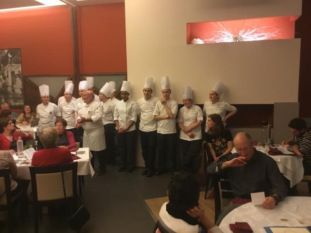 La brigade du cuisine du lycée Sainte-Anne ovationnée par les convives