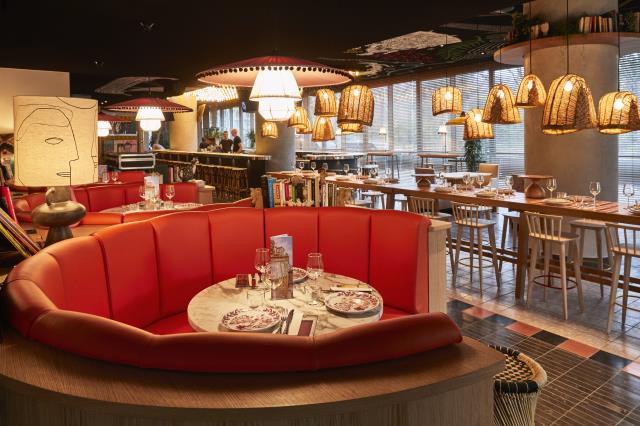 Bar central et longue tables d'hôtes : deux partis pris chers à 'l'esprit Mama'.