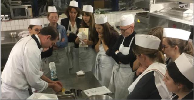 Didier Leroyer, professeur de cuisine supervise la confection des plats