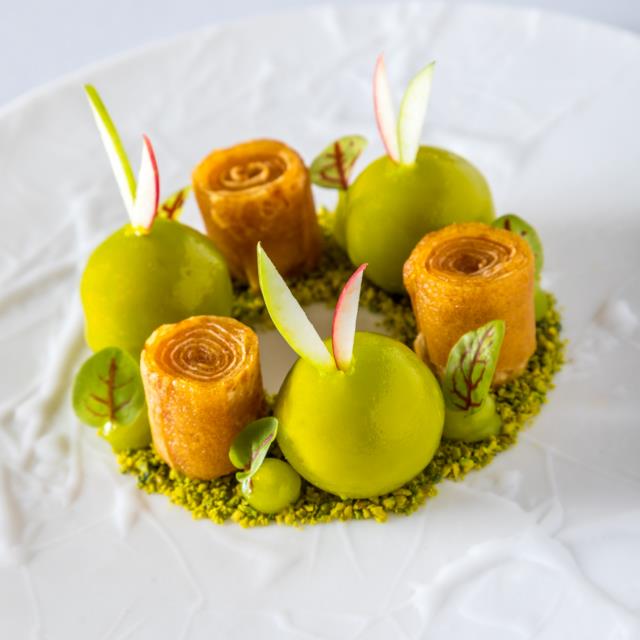 Foie gras de canard et anguille fumée, pomme et céleri confits en dix heures, gel de pomme acidulé.