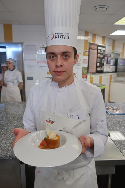 Maxime Chollet - Lycée Hôtelier de Blois (41) avec le dessert  'La Reine des Agrumes'