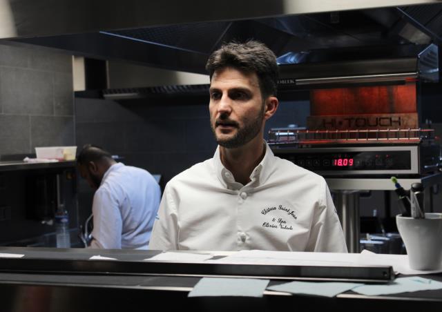 Passé chez Loiseau, Darroze et Le Divellec, Olivier Valade supervise désormais les cuisines  du restaurant et du bistrot du Château Saint-Jean, à Montluçon.