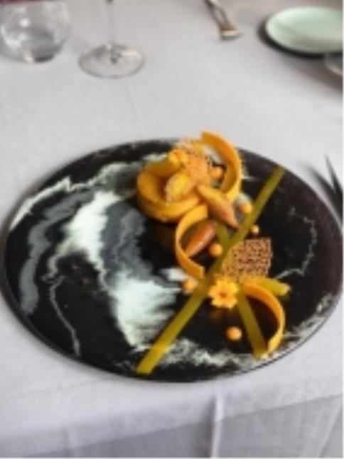 Alexandre Sanz est le gagnant de la catégorie 'Elèves' avec sa composition « Porcelet d'Auvergne aux épices, texture de carottes, butternut et orange ». Ce jeune cuisinier a choisi de s'inspirer des couleurs automnales pour réaliser un plat entièrement or