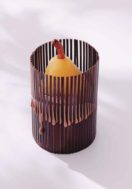 La 'poire en cage' de François Perret, chef pâtissier du Ritz, à Paris (Ier).