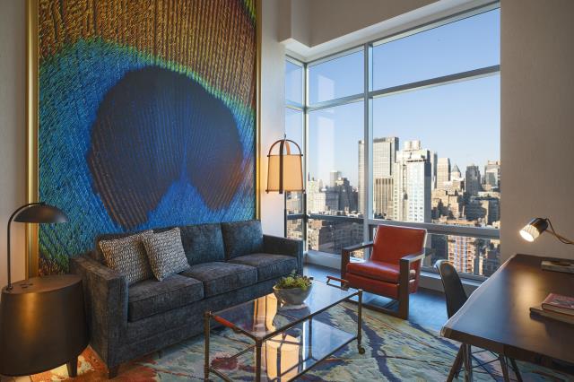 Dans chaque suite du Renaissance New York Chelsea Hotel, un tableau monumental représentant une plume de paon.
