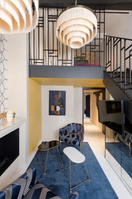 Pour cette suite en duplex très colorée, la styliste d'intérieur s'est inspirée de la tendance Art-Déco, avec des murs graphiques, d'élégantes tables en marbres ou encore d'imposantes suspensions