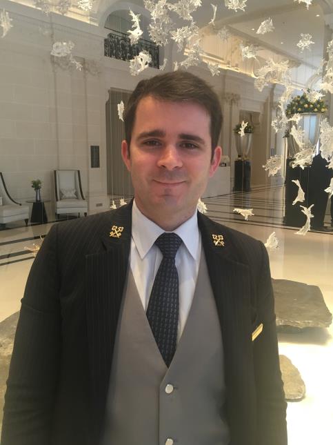 Maël Talibart, concierge à l'Hôtel Peninsula, à Paris, remporte le 13e trophée Clés d'or.