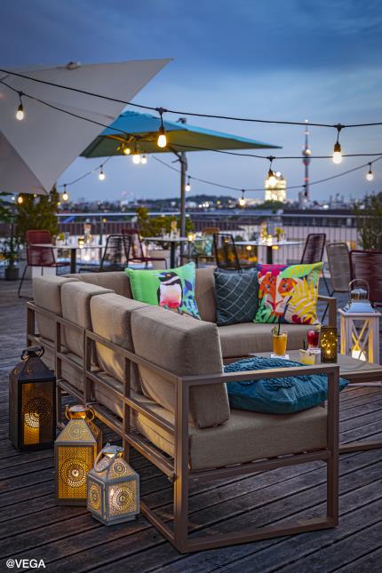 Banquettes, lampions, parasols et coussins colorés... des accessoires qui incarnent et animent une terrasse, aux beaux jours.