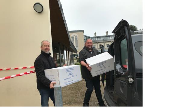 L'équipe pédagogique FIM CCI FORMATION livrant des gants